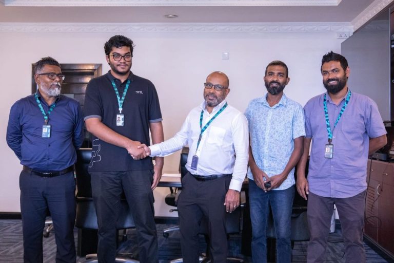 އަލިފާންގަނޑު ކޮންޓްރޯލު ކުރި 2 މުވައްޒަފުންނަށް އެމްޕީއެލް އިން ޝުކުރު އަދާކޮށްފި