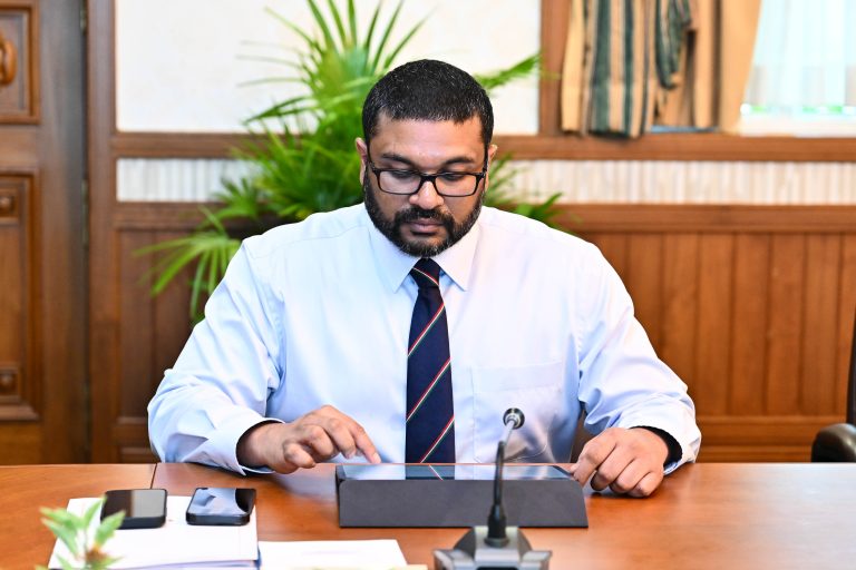 ޣައްސާން، ދިފާޢީ ވަޒީރުގެ މަޤާމުން އިސްތިޢުފާ ދެއްވައިފި