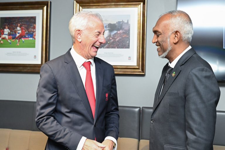 ރައީސް މުޢިއްޒު ލިވަރޕޫލް އެފްސީގެ ލެޖެންޑް އިޔާން ރަޝްއާ ބައްދަލުކުރައްވައިފި