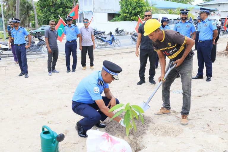 ފުލުހުންގެ 92 ވަނަ އަހަރީ ދުވަހާ ގުޅިގެން ގަސް އިންދުމުގެ ހަރަކާތެއް