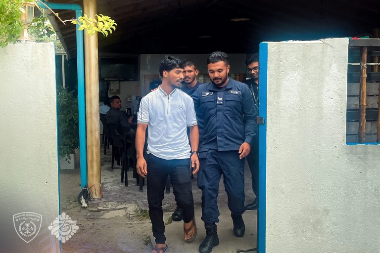 ހުޅުމާލޭގެ ހަތަރު ކެފޭއެއް ބަލައިފާސްކޮށް ނުގަވާއިދުން އުޅެމުންދިޔަ ފަސް ބިދޭސީއަކު އަތުލައިގެންފި