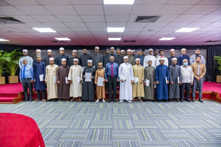މާލޭގައި ރޯދަ މަހު ތަރާވީޙް ނަމާދުކުރި ޒުވާން ޙާފިޡުންނާއި އިމާމުންގެ އަގުވަޒަންކޮށްފި