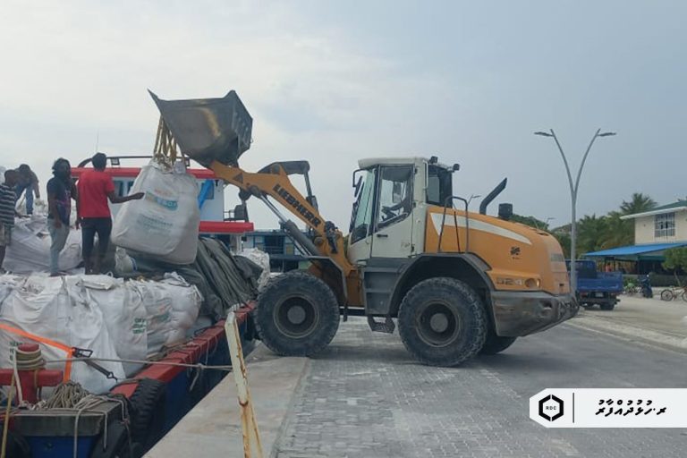 ހުޅުދުއްފާރު ފުޓުބޯޅަ ދަނޑުގައި ޓާފް އެޅުމަށް ބޭނުންވާ ސާމާނު އެ ރަށަށް ފޮނުވަނީ