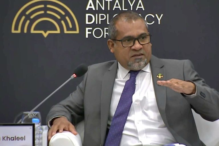 ފިލިޕިންސްގެ ފްލައިން ސްކޫލުގައި ފްލައިޓެއްގެ ބުރަފަތީގައި ޖެހި އަނިޔާވި ދަރިވަރުގެ ހާލު ޚާރިޖީ ވަޒީރު ބައްލަވާލައްވައިފި