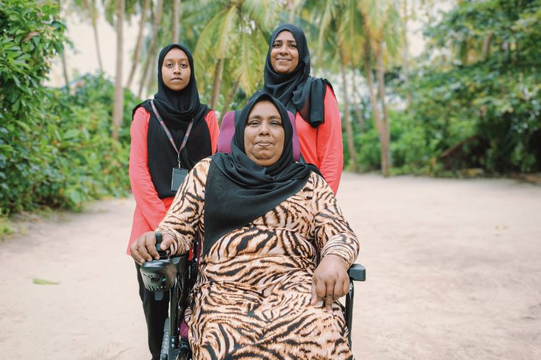ބީއެމްއެލް އިން 270 ފަރާތަކަށް މޮޓޮރައިޒްޑް ވީލްޗެއަރ ހަދިޔާކޮށްފި