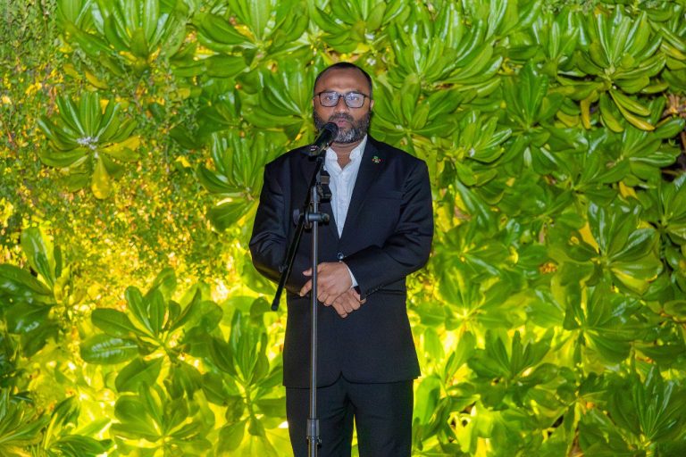 ވަޒީރު ޑރ. ޝަހީމް އަލުން އަދާލަތު ޕާޓީއާ ގުޅިވަޑައިގަންނަވަނީ