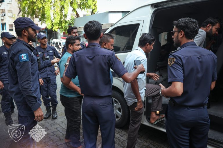 ގަވާއިދާ ޚިލާފަށް އުޅެމުންދިޔަ 13 ބިދޭސީއަކު އަތުލައިގެންފި