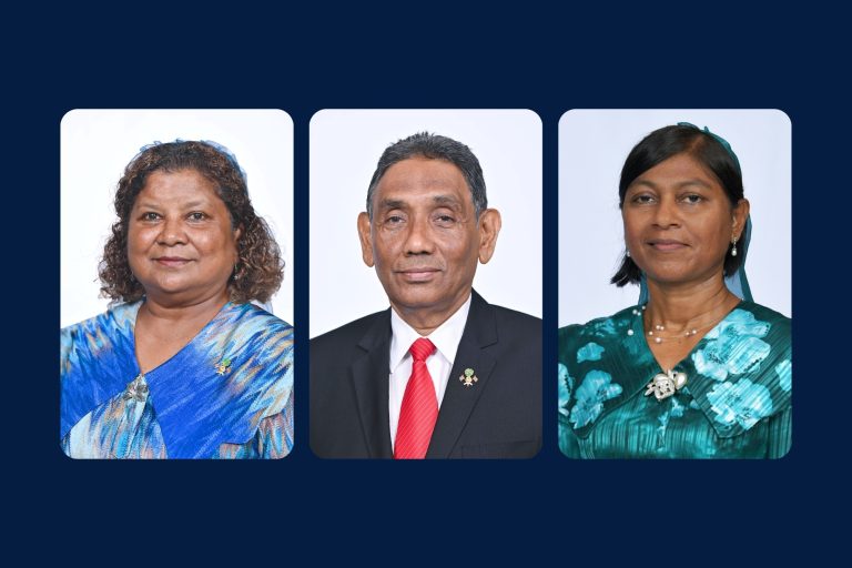 ތިން ނޮން-ރެޒިޑެންޓް ސަފީރުންނަށް ރުހުން ދީފި