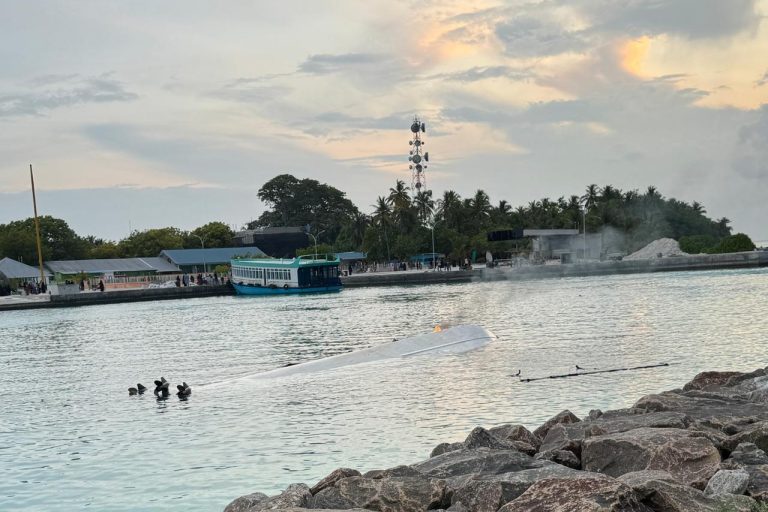 ލޯންޗެއްގައި އަލިފާން ރޯވެ ބޭނުންނުކުރެވޭ ވަރަށް އަނދައިފި