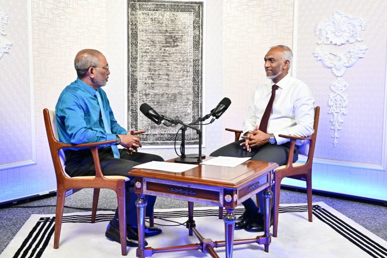 ރައީސް މޭ 3 ގައި ނޫސްވެރިންނާ ބައްދަލުކުރައްވަނީ، ކޮންމެ ކަހަލަ ސުވާލެއްވެސް ކުރެވޭނެ