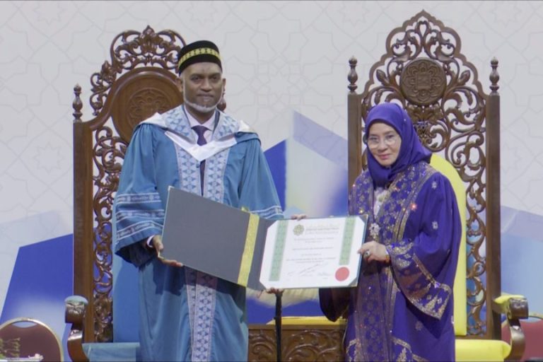 އައިއައިޔޫއެމްގެ އޮނަރަރީ ޑޮކްޓަރޭޓްގެ ޝަރަފު ރައީސް ޑރ މުޢިއްޒުއަށް