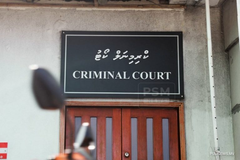 އޮރިޔާން ކާޑު ގެންގުޅެ، ކުރީގެ އަނބިމީހާ ބްލެކްމެއިލްކުރި މީހަކު ހައްޔަރުކޮށްފި