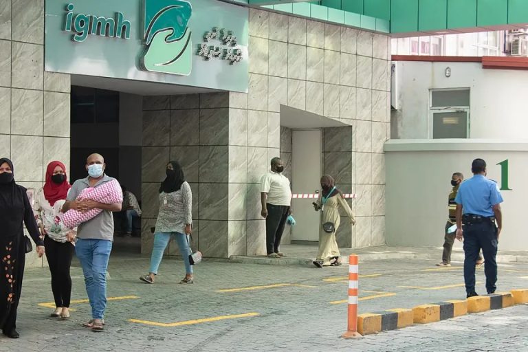 ގެއެއްގެ ފުރާޅު މައްޗަށް ވެއްޓިފައި އޮއްވާ ފެނުނު އަންހެން މީހާއަށް ވެންޓިލޭޓަރުގައި ފަރުވާ ދެނީ