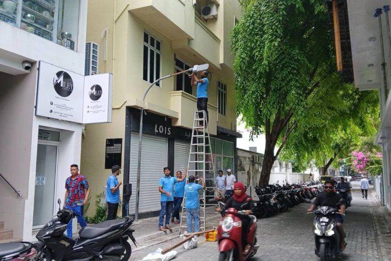 ހަނި ގޯޅިތަކުގައި މަގު ބައްތި ޖަހައި އަލިކުރަނީ