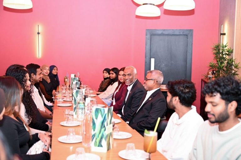 ރައީސް ލިވަރޕޫލްގައި ތަޢުލީމު ޙާޞިލު ކުރަމުންދާ ދިވެހި ދަރިވަރުންނާ ބައްދަލު ކުރައްވައިފި