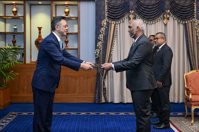 އ.ދ. ގެ އައު ރެޒިޑެންޓް ކޯޑިނޭޓަރުގެ ފަތްކޮޅު ރައީސަށް އަރުވައިފި