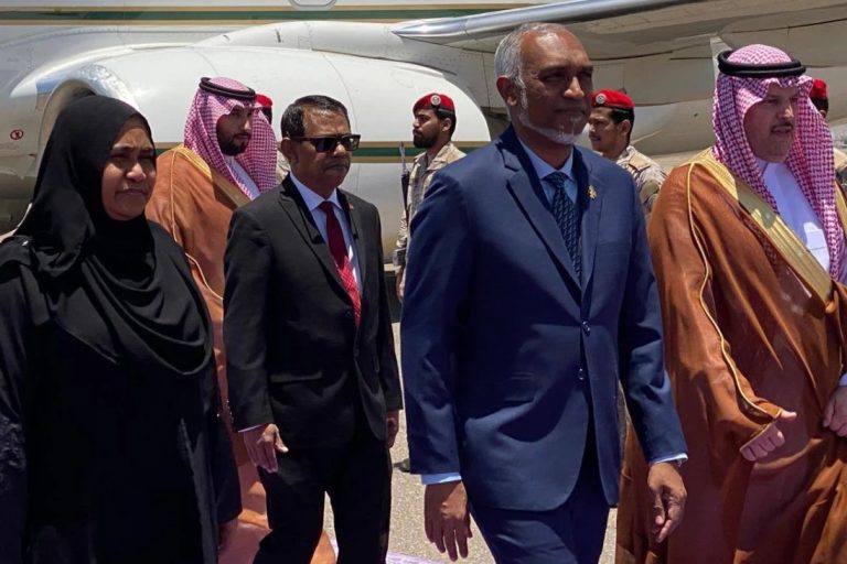 ރައީސްގެ ދެކަނބަލުންނަށް މަދީނާގެ އެއާޕޯޓުން ގާޑްއޮފް އޮނަރ އެއް އަރުވައި ހޫނު މަރުހަބާއެއް ދަންނަވައިފި