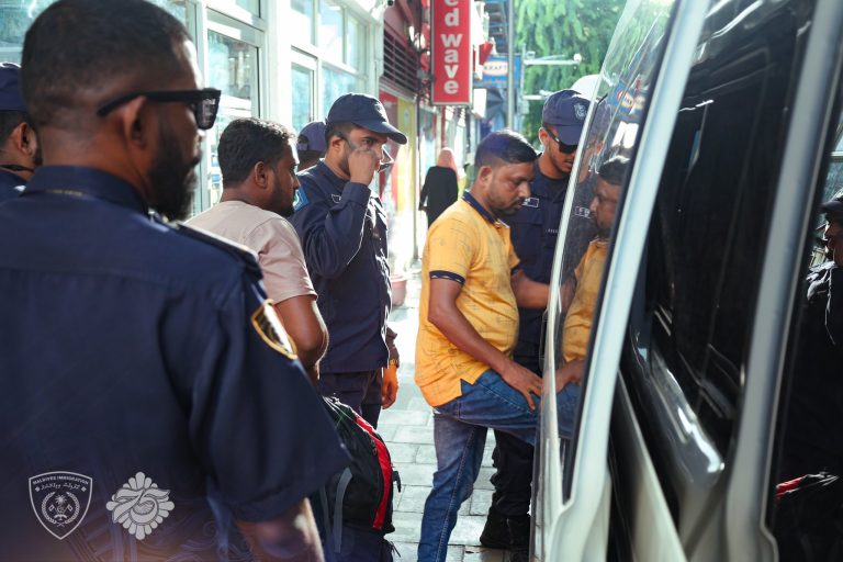 ނުގަވާއިދުން އުޅެމުންދިޔަ ހަތަރު ބިދޭސީއަކު ހީނާމާގެ ޕާކިންގ ސަރަޙައްދުން އަތުލައިގެންފި