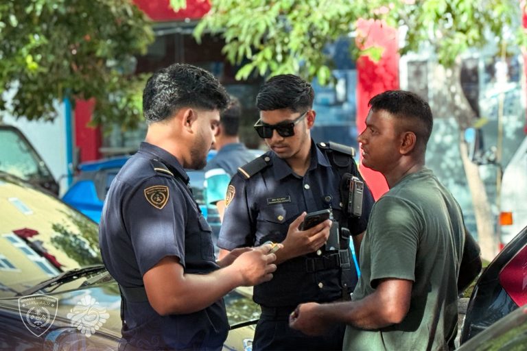 އިމިގްރޭޝަންގެ އޮފިސަރުން ފުރަތަމަ ފަހަރަށް ބޮޑީ ކެމެރާ ބޭނުންކުރަން ފަށައިފި