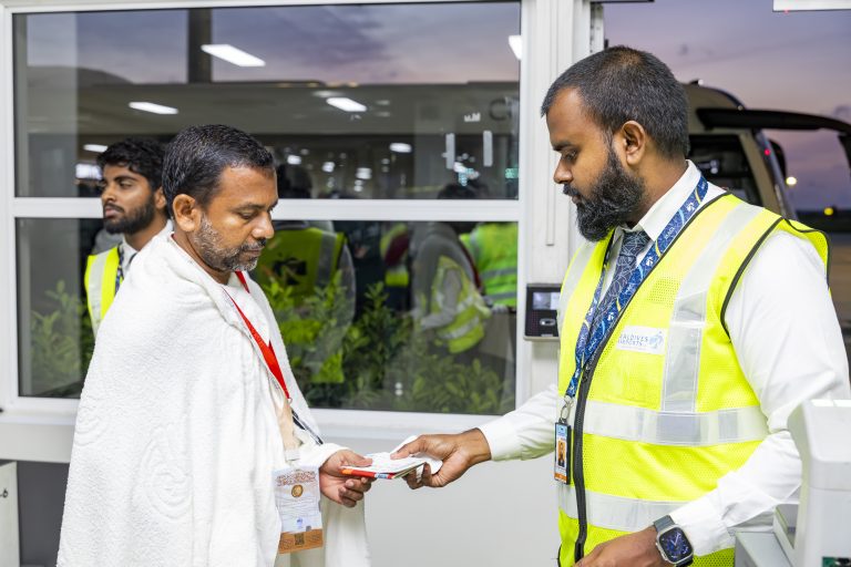 250 ޙައްޖާޖީންނާއެކު ދިވެހި ޙައްޖުވެރިންގެ ތިންވަނަ ފްލައިޓު ފުރައިފި