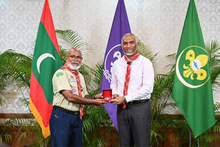 ރައީސް ޑރ. މުޢިއްޒަށް ވަރލްޑް ސްކައުޓް ބެޖު އަރުވައިފި