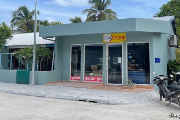 ފުވައްމުލަކު ފިހާރައެއްގެ ބިއްލޫރިގަނޑު ތަޅާލައި 3 ކޭސް ސިނގިރޭޓް ވަގަށް ނަގައިފި