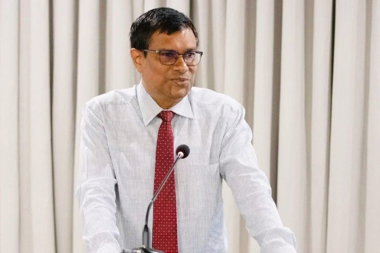 އުއްތަމަފަނޑިޔާރު ރިޓަޔަރ ކުރައްވައިފި