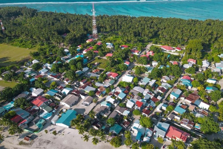 ކަނޑޫދޫ ސްކޫލް ދަރިވަރެއްގެ އިނގިލި އެ ސްކޫލްގެ ޓީޗަރަކު ބިންދާލި މައްސަލައެއް ބަލަނީ