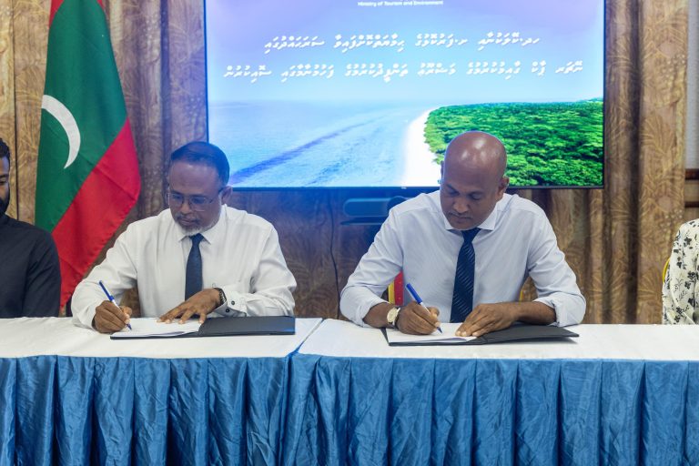 ކޭލަކުނާއި ފަރުކޮޅުގެ ޙިމާޔަތްކޮށްފައިވާ ސަރަޙައްދުގައި ނޭޗަރ ޕާކު ހަދަނީ