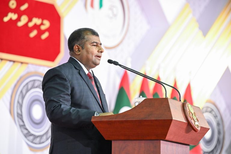 މިނިވަން 60 ގެ ލޯގޯ ފަރުމާކޮށްގެން 30،000ރ. ހޯދުމުގެ ފުރުޞަތު