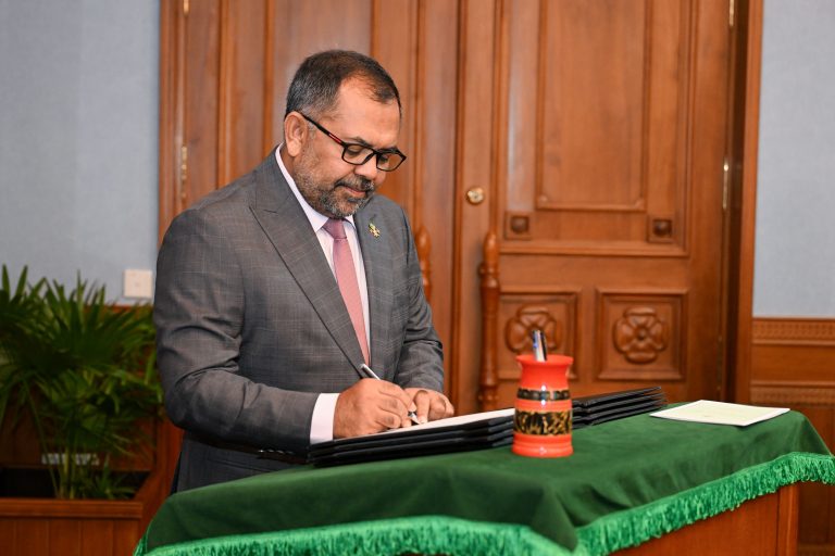 މެދުއިރުމަތީގެ ހާލަތާ ގުޅުންހުރި އިޤްތިޞާދީ އަސަރުތައް ދަނީ ބަލަމުން: މާލީ ވަޒީރު