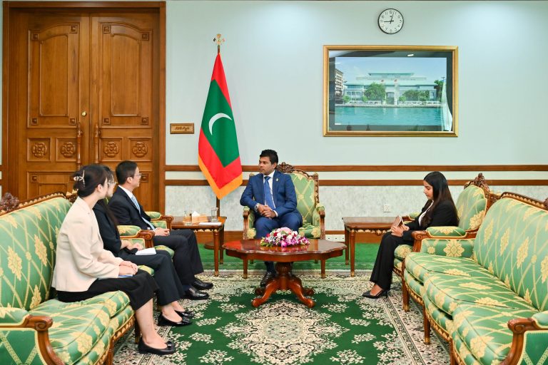 ޗައިނާ ސަފީރު ނައިބު ރައީސްގެ އަރިހަށް އިޙްތިރާމްގެ ޒިޔާރަތެއް ކުރައްވައިފި