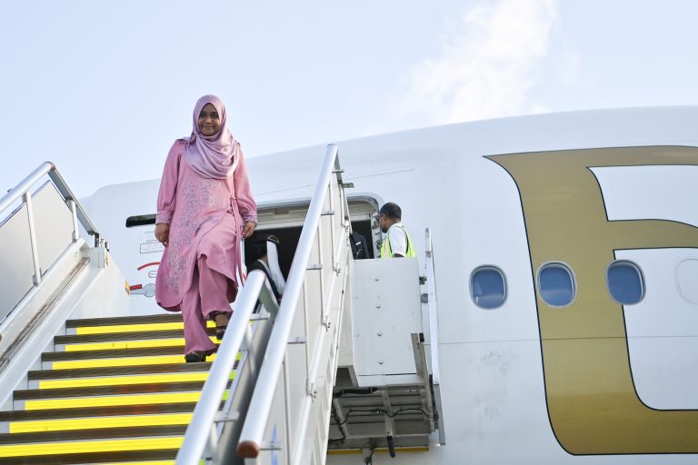 މެޑަމް ސާޖިދާ ޔޫއޭއީއަށް ކުރެއްވި ދަތުރުފުޅު ނިންމަވާލެއްވުމަށްފަހު ރާއްޖެ ވަޑައިގެންފި