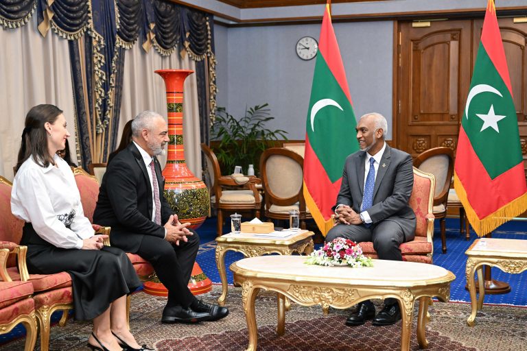 ޕެރަގުއޭގެ އައު ސަފީރުގެ ފަތްކޮޅު ރައީސުލްޖުމްހޫރިއްޔާއަށް އަރުވައިފި