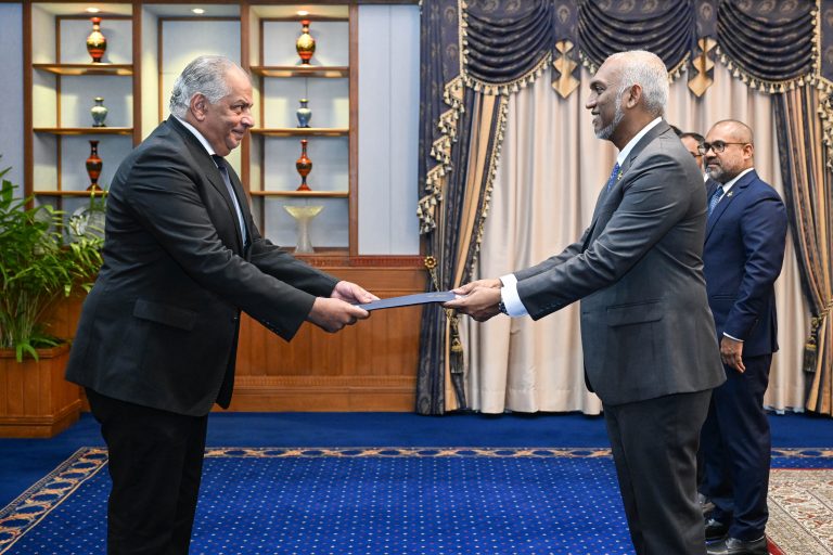 މިޞްރުގެ އައު ސަފީރުގެ ފަތްކޮޅު ރައީސުލްޖުމްހޫރިއްޔާއަށް އަރުވައިފި
