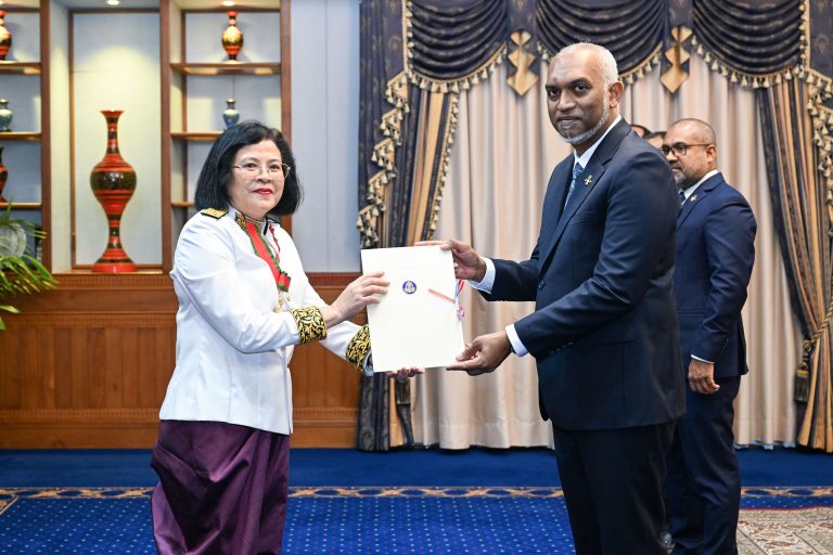 ކެމްބޯޑިއާގެ އައު ސަފީރު ފަތްކޮޅު އަރުވައިފި
