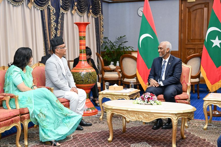 ނޭޕާލްގެ އައު ސަފީރުގެ ފަތްކޮޅުވެސް ރައީސަށް އަރުވައިފި