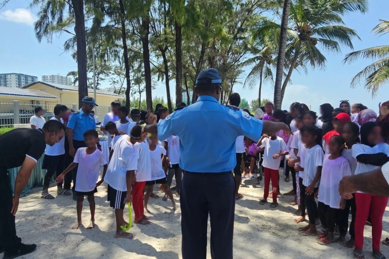 ޢީދާ ގުޅިގެން ފިޔަވަތީގައި ދިރިއުޅޭ ކުދިންނަށް ފުލުހުންގެ ޚާއްސަ ހަރަކާތެއް