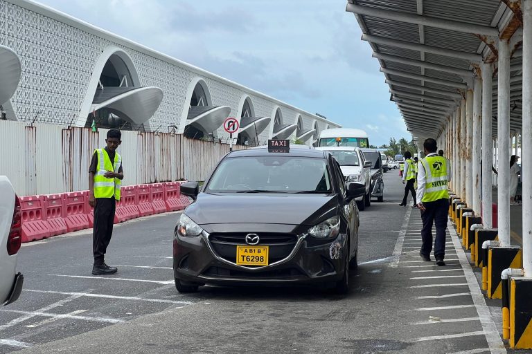 އެއާޕޯޓަށް ބާރުބޮޑުވުމުން އަވަހަށް ޗެކިން ވާން އެދެފި
