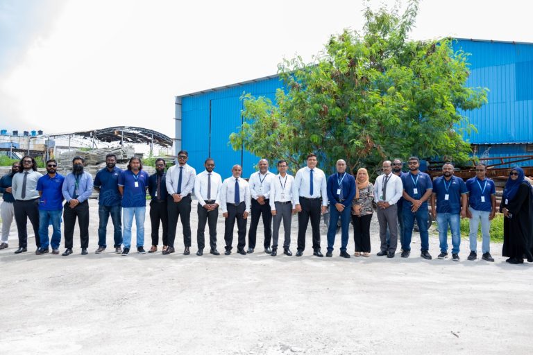 ސަރުކާރުގެ ޓެކްސީ ލައިން ޚިދުމަތަށް ގެންނަ އީވީ ވެހިކަލްތައް ޕާކުކުރާނެ ސަރަހައްދު ވަޒީރު އަމީން ބައްލަވާލައްވައިފި