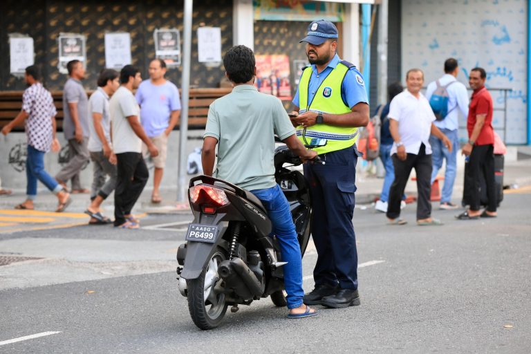 މަނާ ވަގުތުގައި ވެހިކަލް ދުއްވައިގެން 141 މީހަކަށް ނަސޭހަތް ދެވުނު: ފުލުހުން
