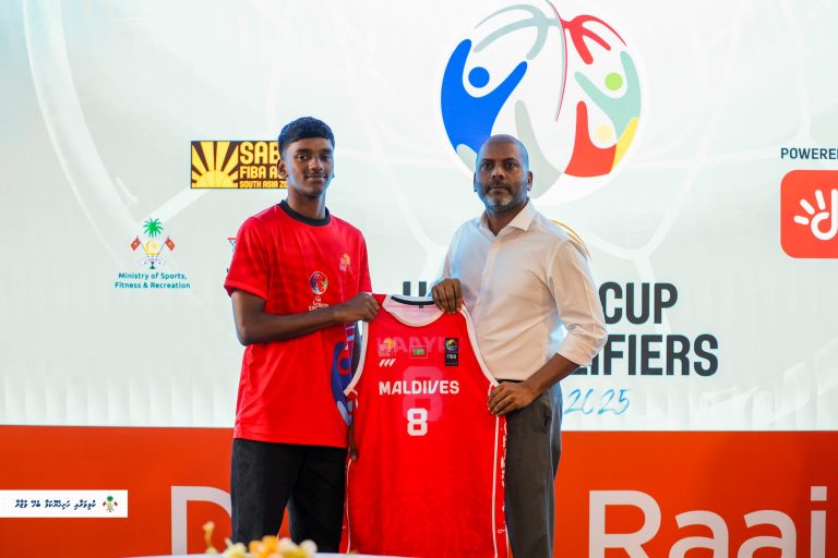 ފީބާ އޭޝިއާ ކަޕް ސާބާ ކޮލިފައިންގައި ވާދަކުރާ ދެ ޓީމަށް ވަޒީރު ރާފިޢު ޖާޒީ ހަވާލުކޮށްދެއްވައިފި