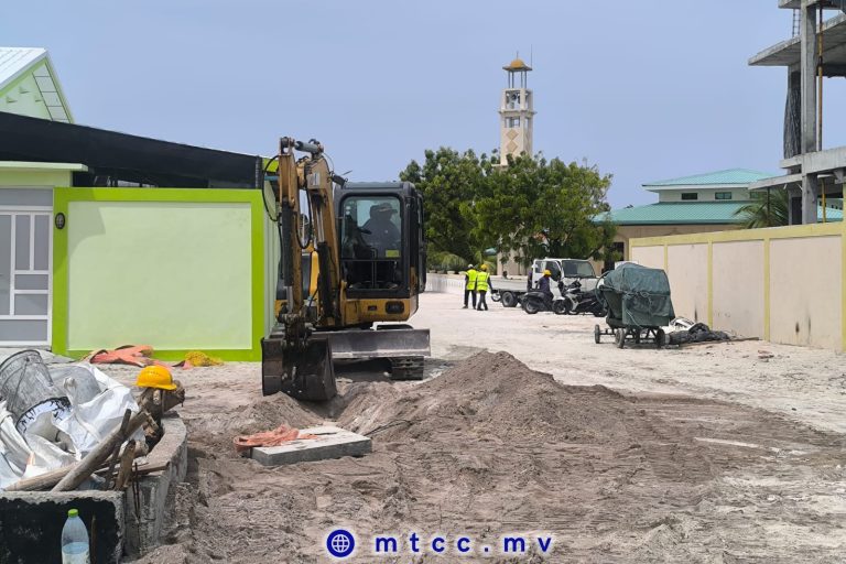 ހޯރަފުށީ އެތެރޭ މަގުތައް ހެދުމުގެ މަޝްރޫޢުގެ ދެވަނަ ފިޔަވަހީގެ ޢަމަލީ މަސައްކަތް ފަށައިފި
