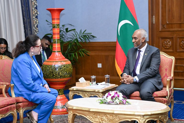 ދި ހެލެނިކް ރިޕަބްލިކްގެ ފަރާތުން ރާއްޖެއަށް ކަނޑައެޅުއްވި އައު ސަފީރު ފަތްކޮޅު އަރުވައިފި