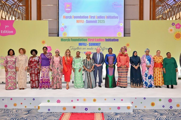 މެޑަމް ސާޖިދާ މަރކް ފައުންޑޭޝަނަށް ޝުކުރު އަދާ ކުރައްވައިފި