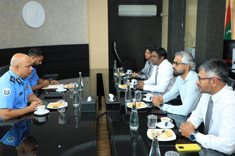 އާންމުންގެ ރައްކާތެރިކަން ކަށަވަރުކުރުމަށް ފުލުހުންނާއި އުރީދޫ ގުޅިގެން މަސައްކަތް ކުރަން މަޝްވަރާކޮށްފި