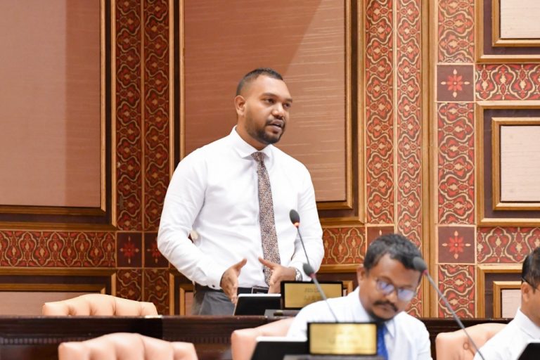 ރައްޔިތުންގެ ބައްދަލުވުމުގައި މީހަކު އެދިގެން މިނިސްޓަރު މަޖިލީހަށް ހާޒިރުކުރަނީ