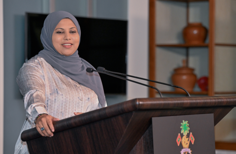 ޑިމޮކްރަސީގެ އަސާސްތައް ދެމެހެއްޓުމަށް ކަންކަމުގައި އޮޅުވާނުލުން މުހިންމު: ހީނާ