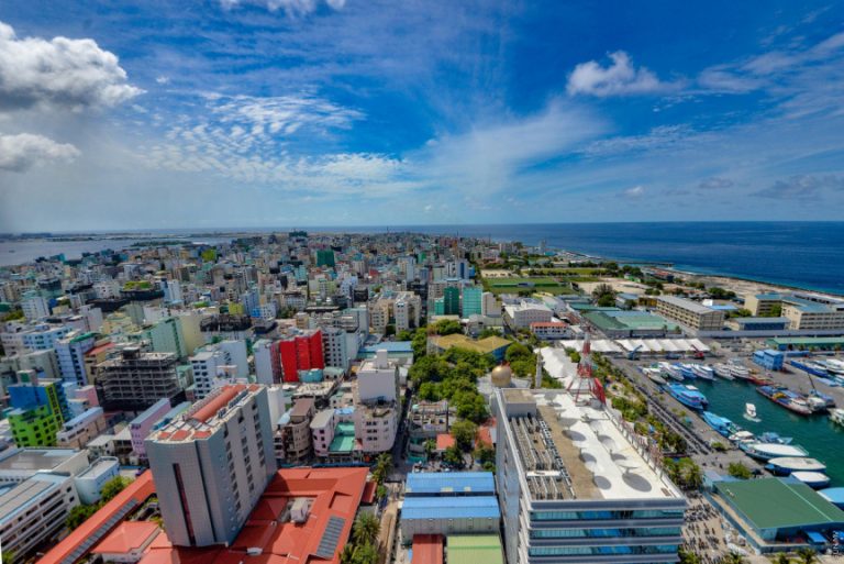 މާލޭ ގެއެއްގެ ދެވަނަ ފަންގިފިލާއިން އަންހެނަކު ވެއްޓި ބޮޑެތި އަނިޔާތަކެއް ވެއްޖެ