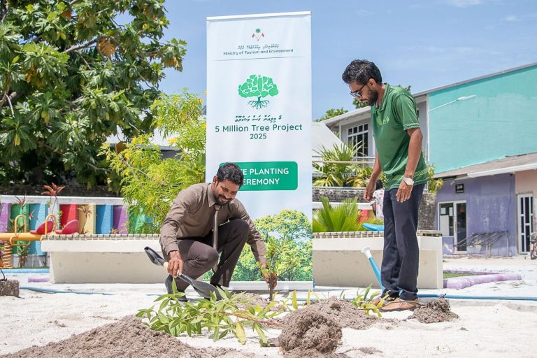 ރ. އަތޮޅުގެ ތިން ރަށެއްގައި ގަސް އިންދުމުގެ ޙަރަކާތެއް ކުރިއަށް ގެންގޮސްފި